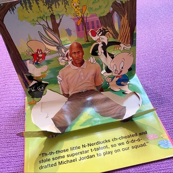 Space Jam pop up book + pin - Picture 3 of 5